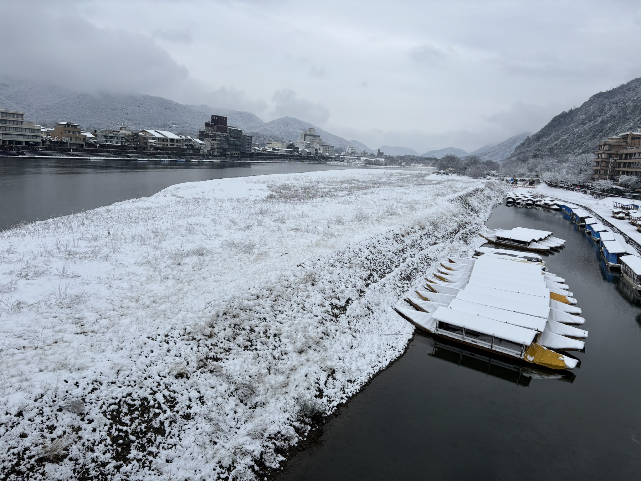 雪の長良川と鵜飼舟