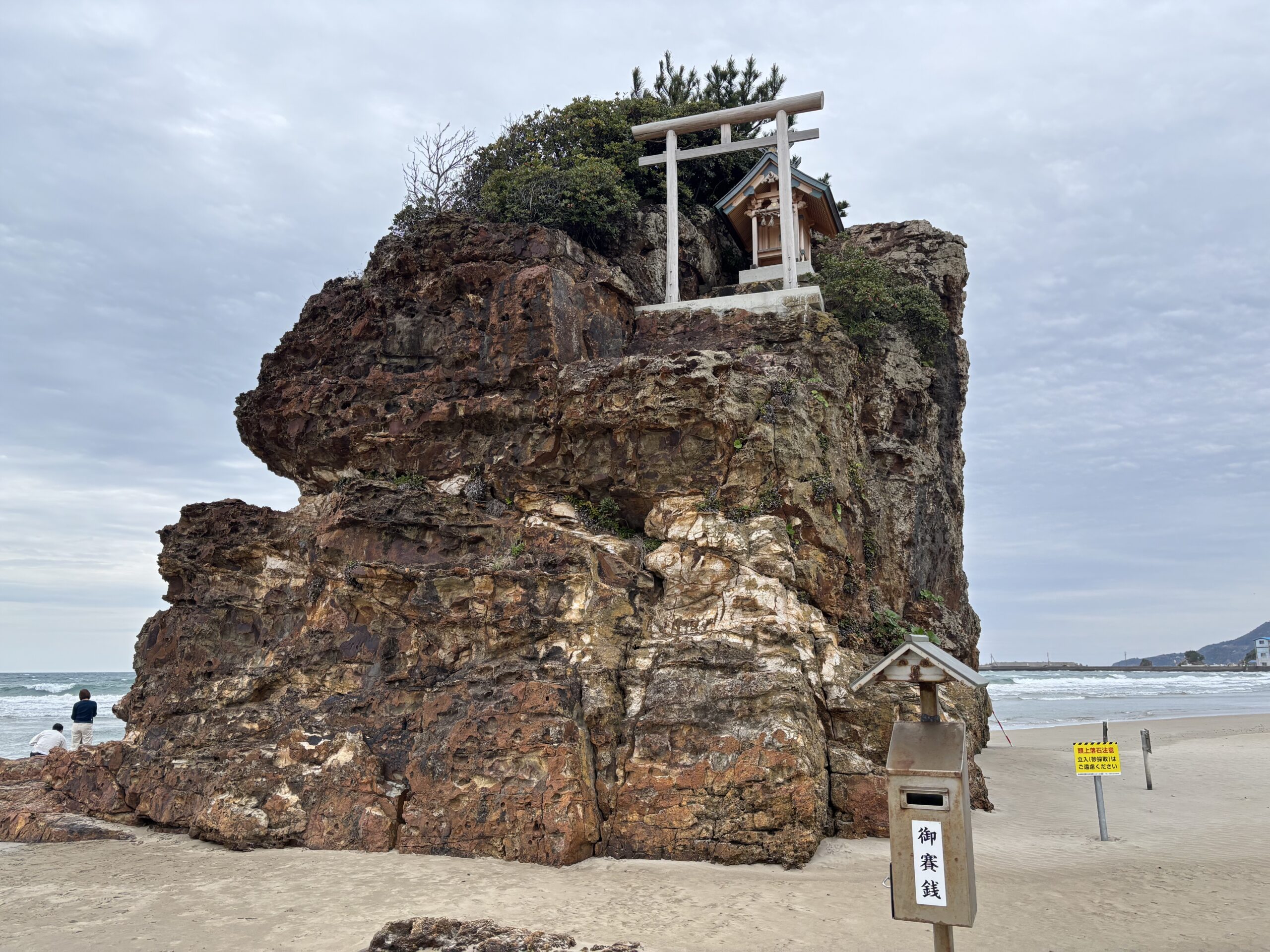 稲佐の浜の弁天島