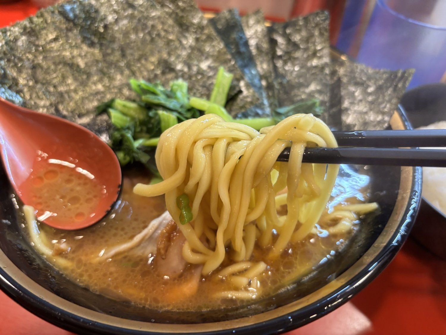 吉村家のラーメンの麺